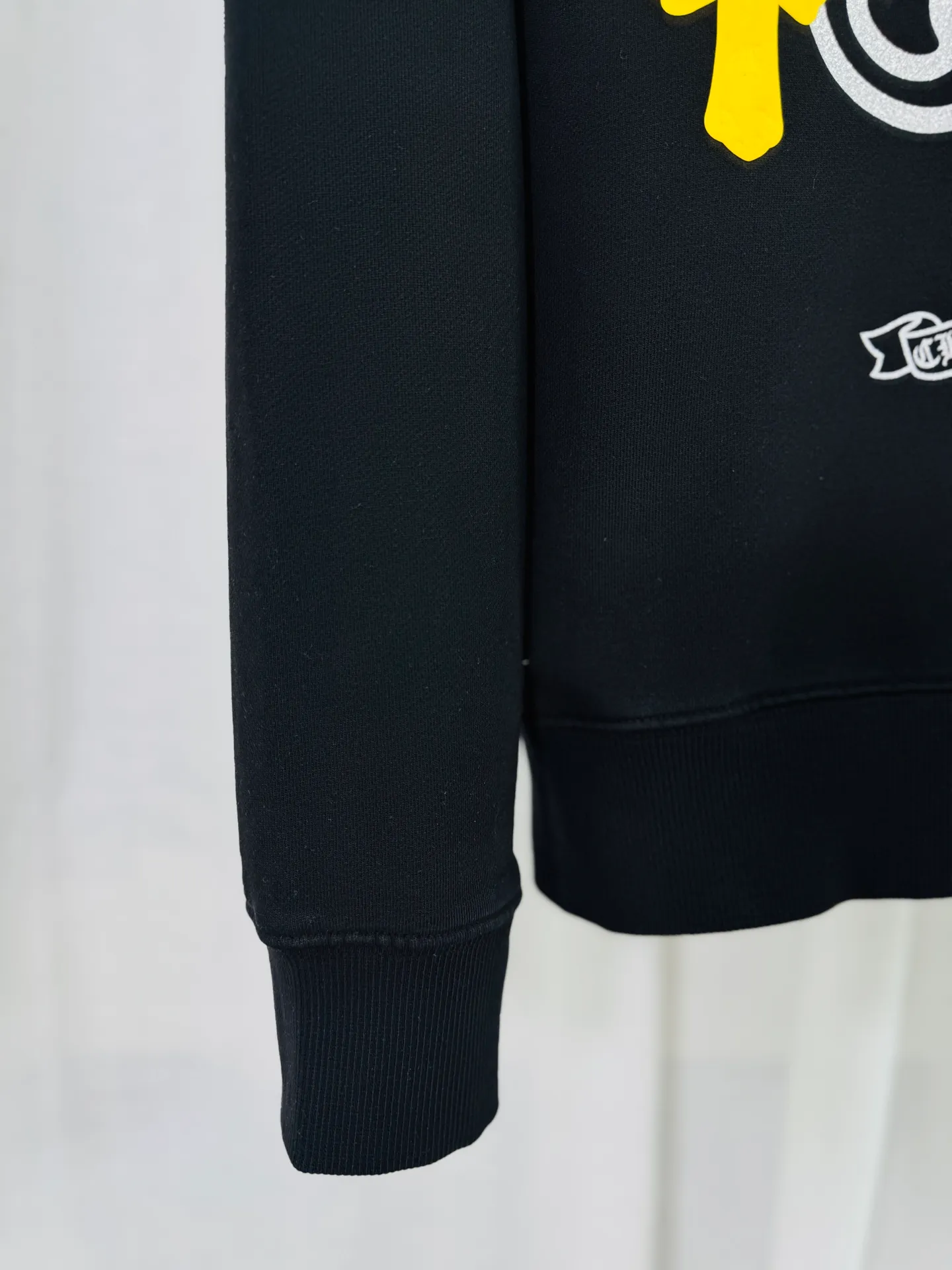 P250 top version, real shot without P, ​​different from market currency) 𝗖𝗵𝗿𝗼𝗺𝗲 𝗛𝗲𝗮𝗿𝘁𝘀/Cro Heart 2025 washed patch embroidery autumn and winter new original single counter American laser burnt 3D three-dimensional color embroidered couple casual sweatshirt 👑The highest version! Customized fabric 420g tripe terry fabric! American acid-washed and distressed original fabric laser burnt ✟appliqué embroidery and exquisite embroidery of letters! The best-selling model in the counter, very comfortable to wear. Accessories: original molded and authenticated collar label➕100% silk wash label. Genuine purchase-grade original hangtag➕matching hanging rope➕3D hanging beads➕original packaging bag. Craftsmanship: The original version has consistent wiring! The highest version of the armhole matching technique! Color: Pink Black Size: S M L XL Style No.: 9316